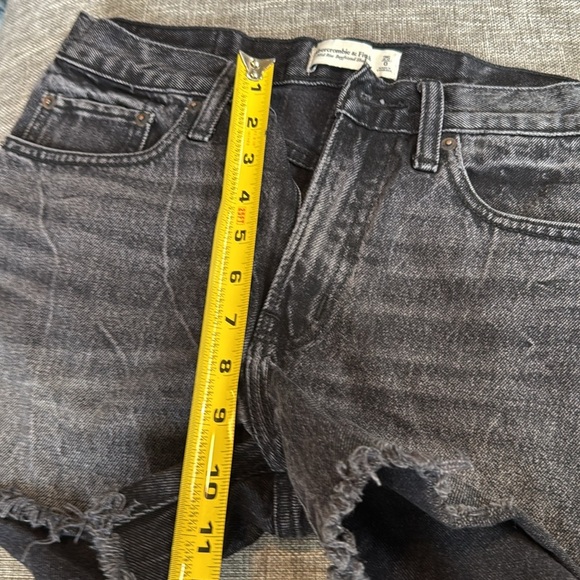 Abercrombie & Fitch Mid-Rise Boyfriend Raw Hem Denim Shorts Washed Black - Picture 7 of 12